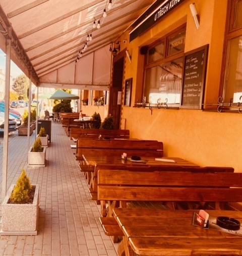 Letní zahrádka před restaurací